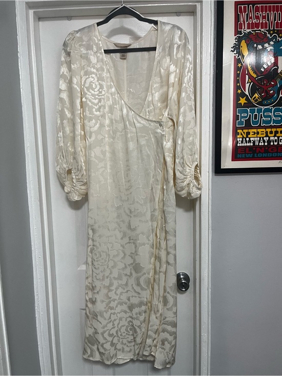 H&M Dresses & Skirts - H&M NWOT Ivory Floral Wrap Midi Dress